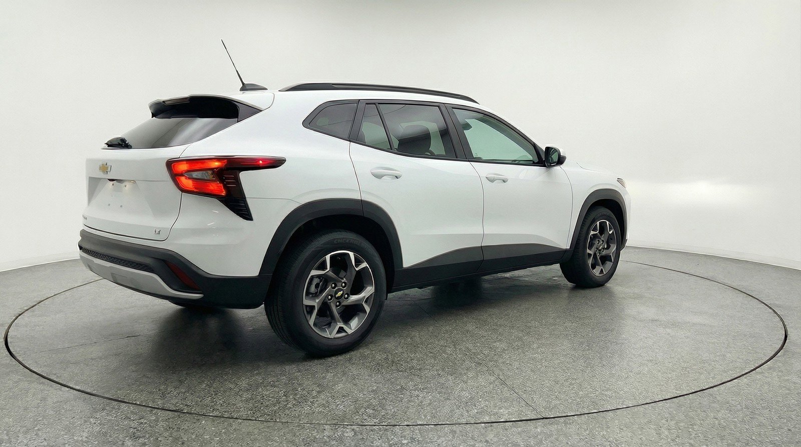 Used 2025 Chevrolet Trax LT FWD image 9