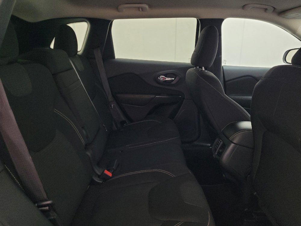 Used 2015 Jeep Cherokee Latitude w/ Cold Weather Group AWD/4WD image 19
