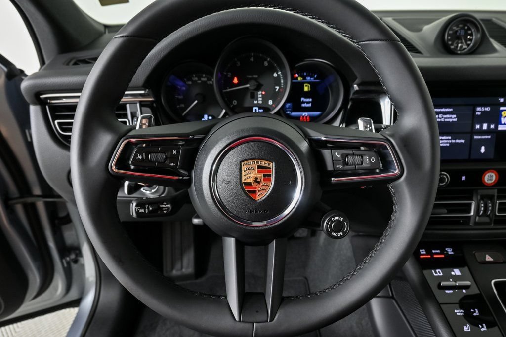 Certified 2026 Porsche Macan AWD/4WD image 9