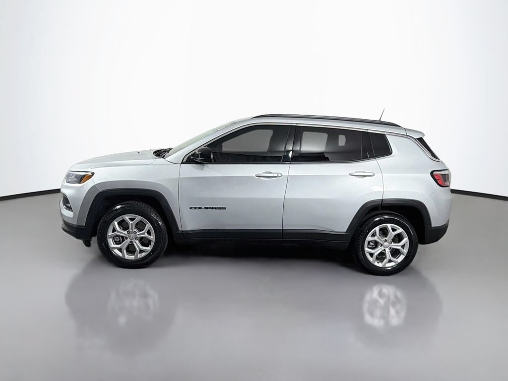 Used 2024 Jeep Compass Latitude AWD/4WD image 4