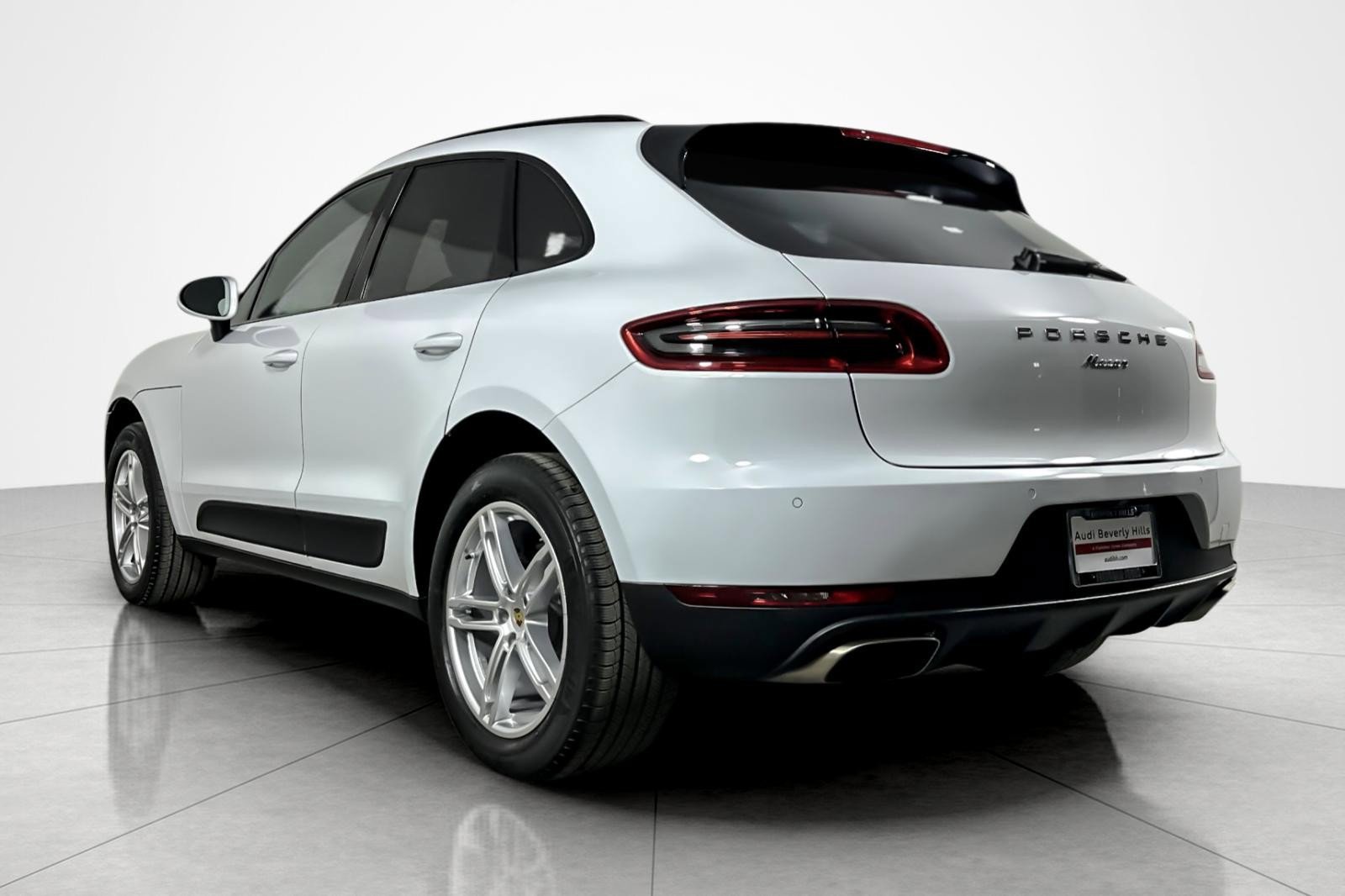 Used 2018 Porsche Macan AWD/4WD image 3