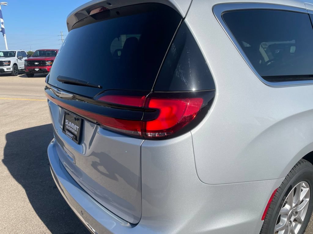 Used 2024 Chrysler Pacifica Touring-L FWD image 39