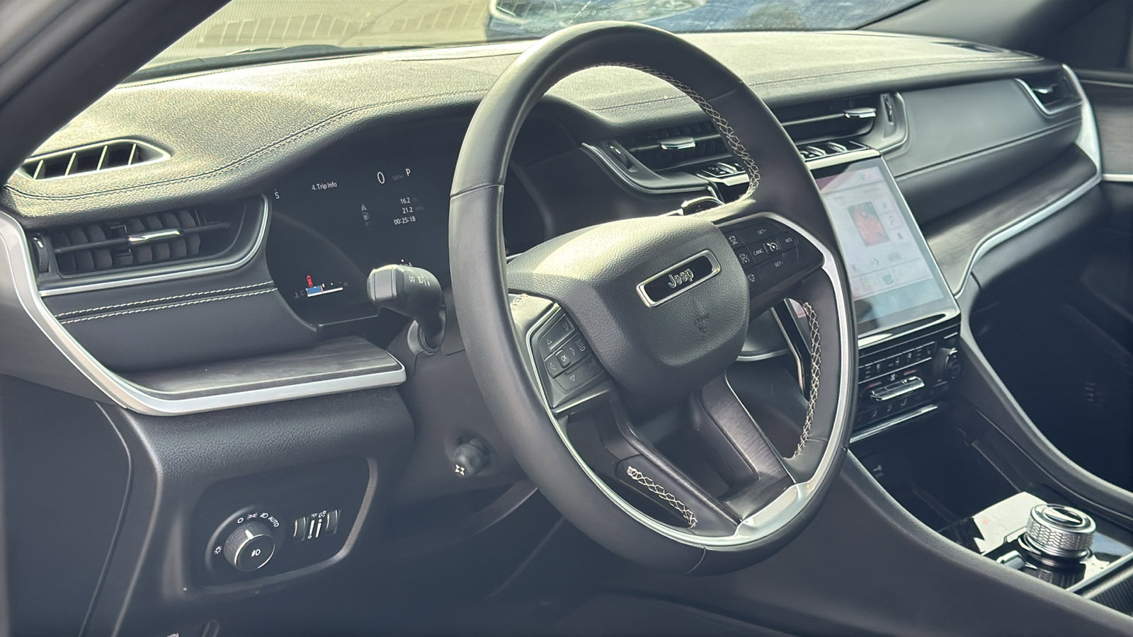 Certified 2024 Jeep Grand Cherokee L Limited w/ Luxury Tech Group II image 10