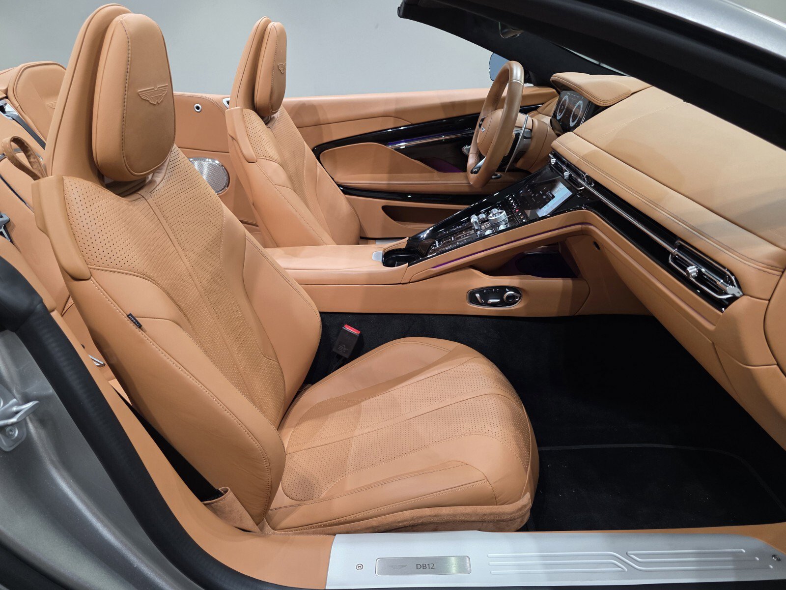 Used 2025 Aston Martin DB12 Convertible image 27