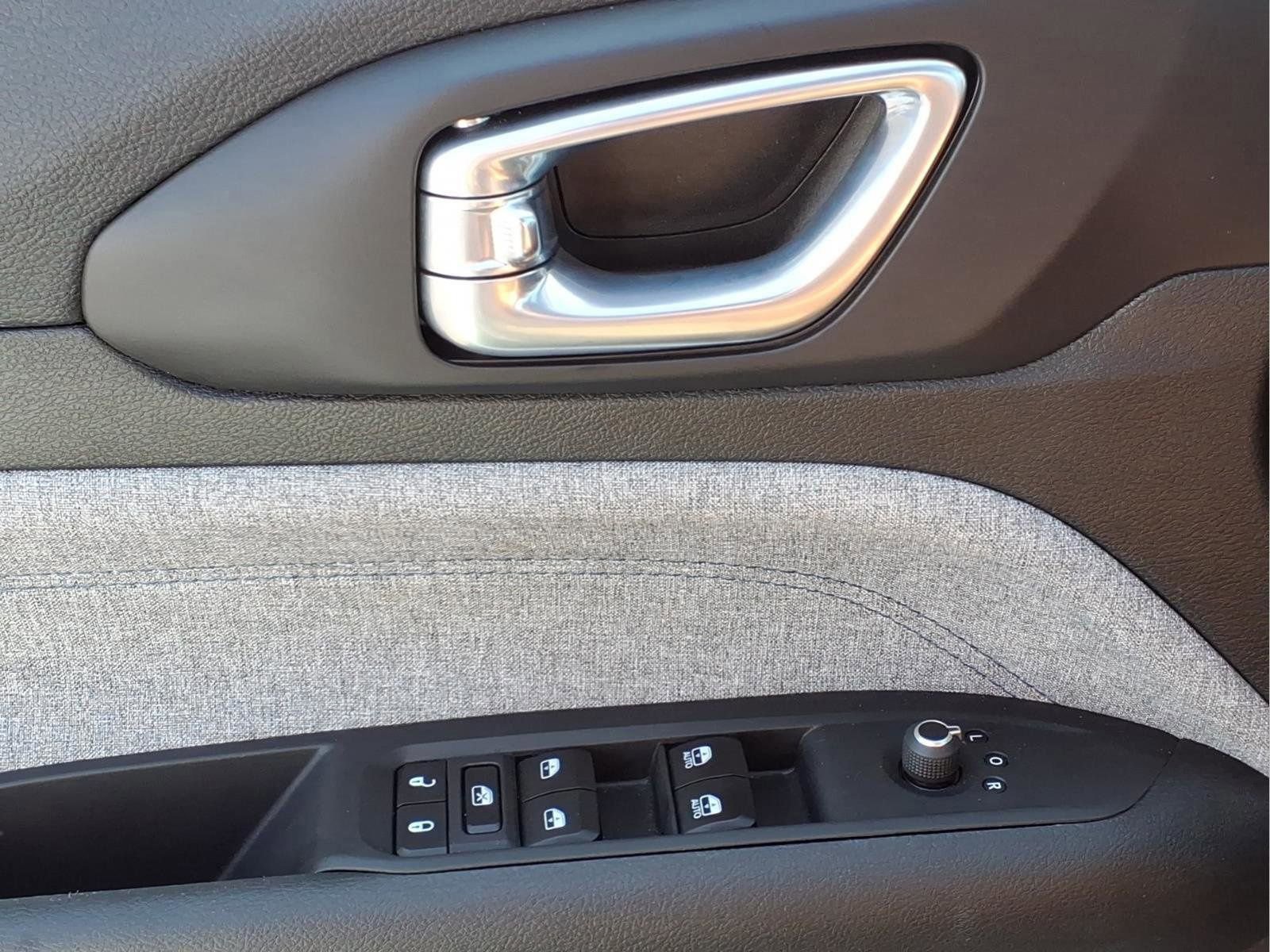 Used 2025 Jeep Compass Latitude image 17