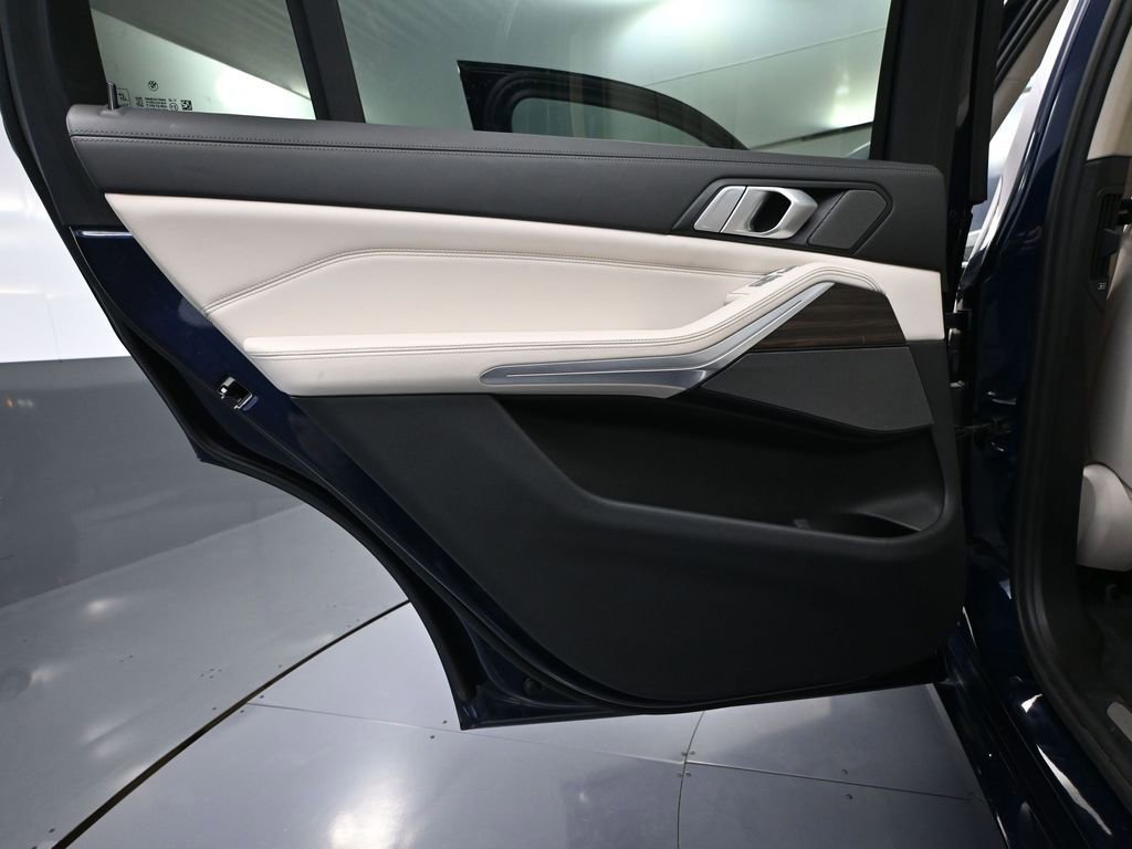 Used 2023 BMW X7 xDrive40i w/ Executive Package image 42