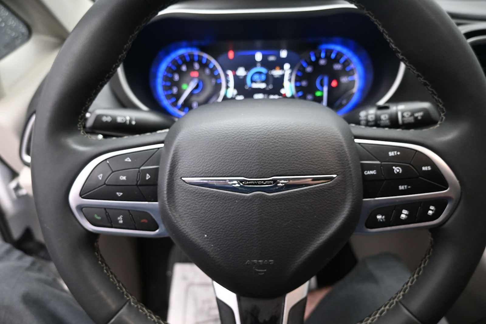 Used 2024 Chrysler Pacifica Touring-L FWD image 32