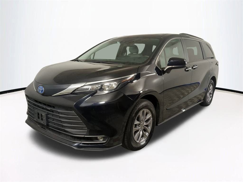 Used 2025 Toyota Sienna XLE image 9