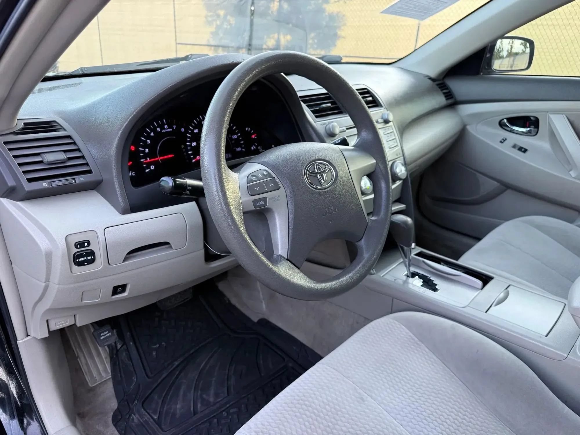 Used 2010 Toyota Camry LE FWD image 17