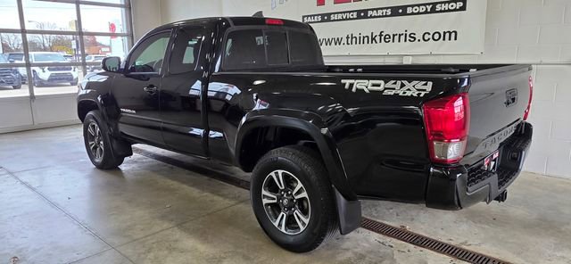 Used 2017 Toyota Tacoma TRD Sport image 3