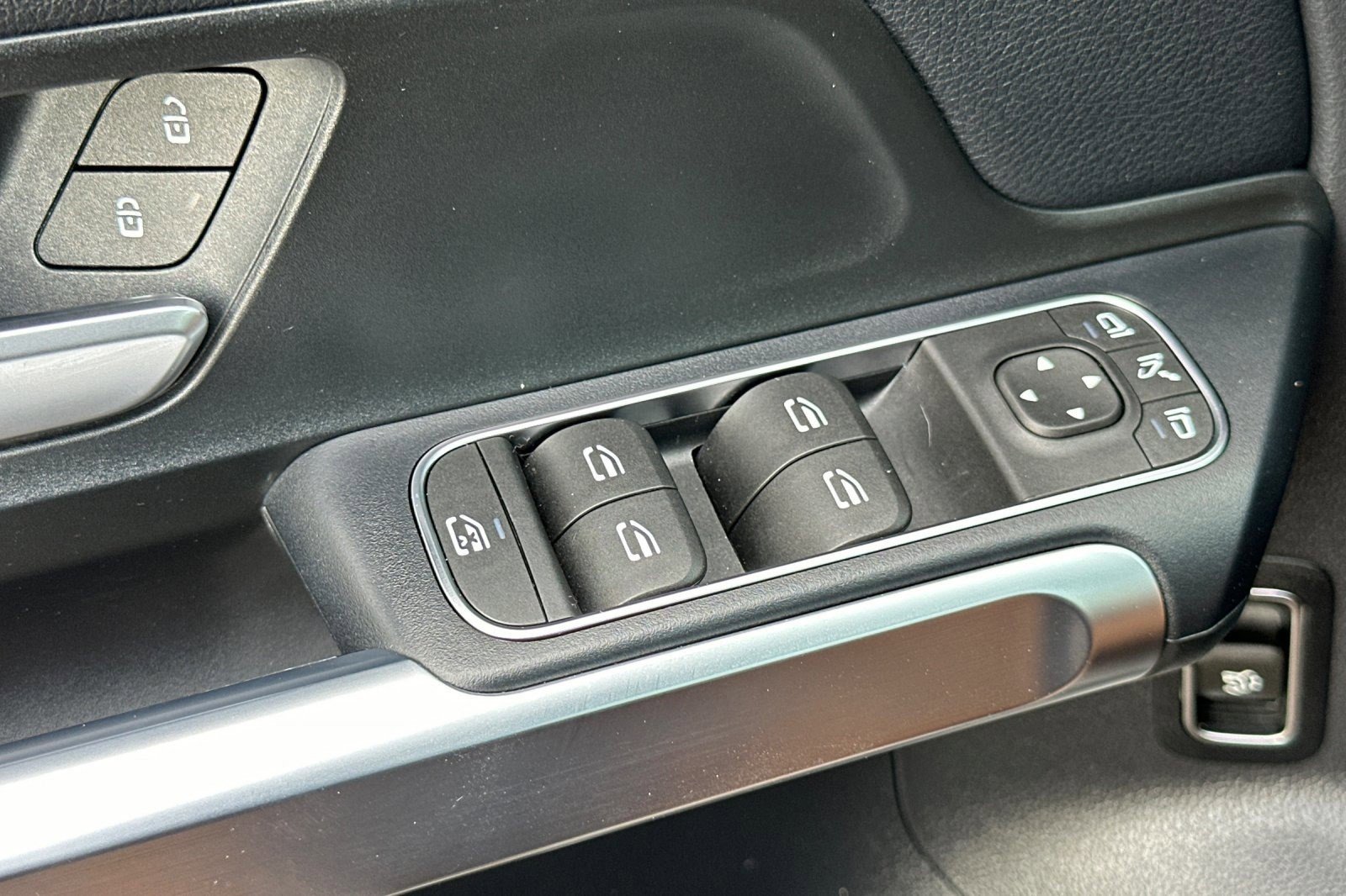 Certified 2024 Mercedes-Benz EQB 300 4MATIC image 13