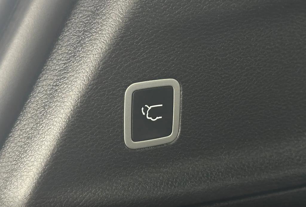 Used 2025 Chrysler Pacifica Limited image 3