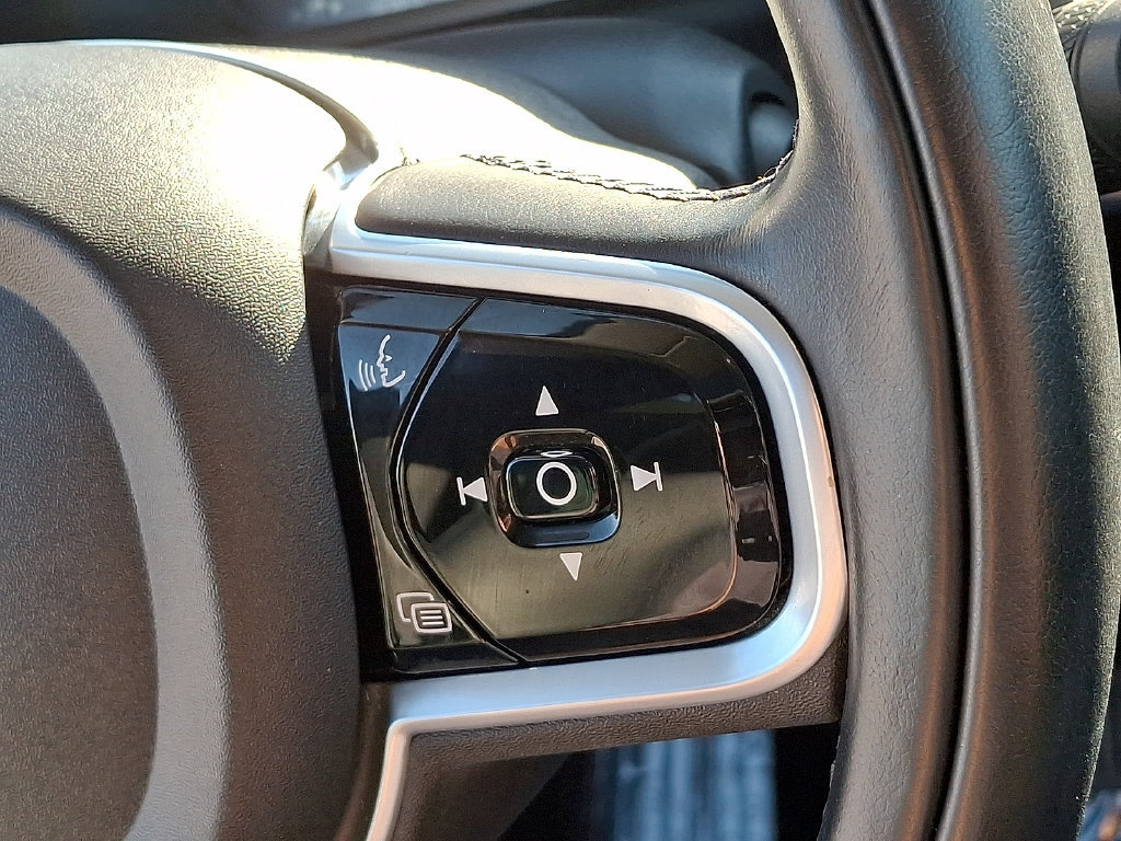 Used 2021 Volvo XC90 T5 Momentum w/ Climate Package FWD image 24