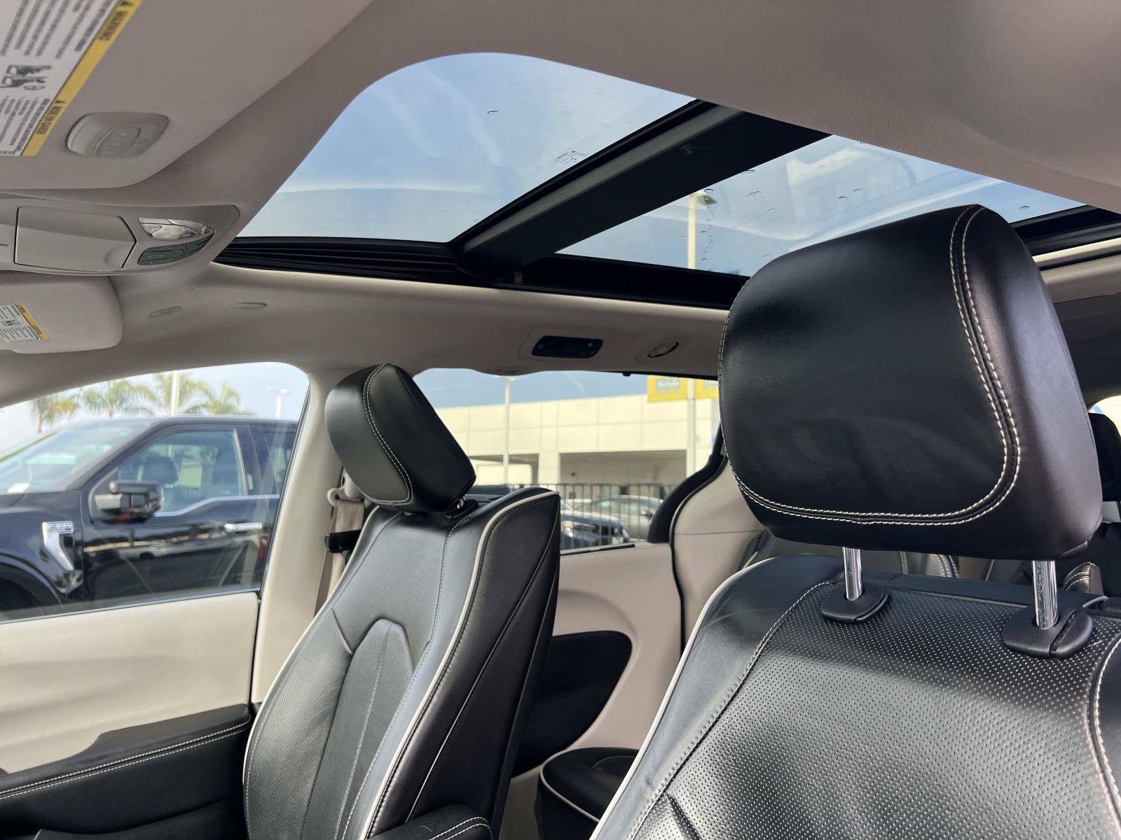 Used 2022 Chrysler Pacifica Limited w/ Uconnect Theater Family Group image 22