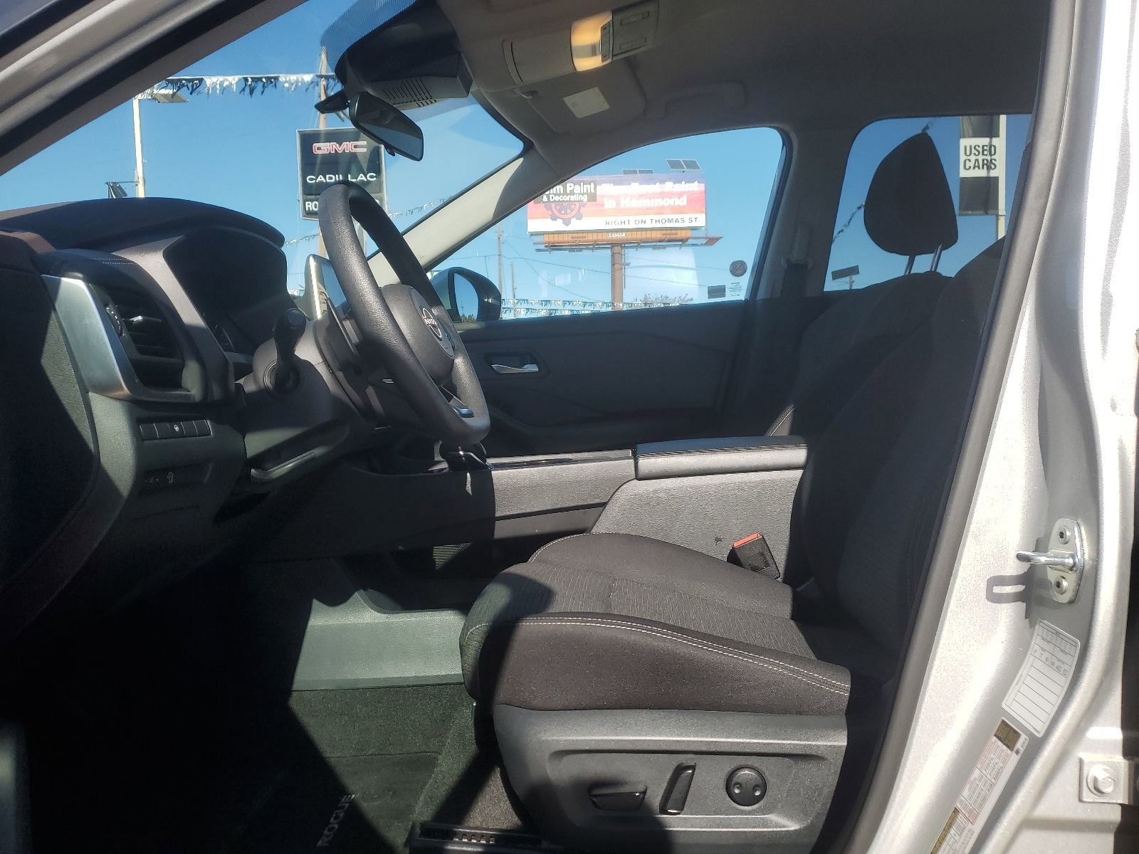 Used 2023 Nissan Rogue SV image 9