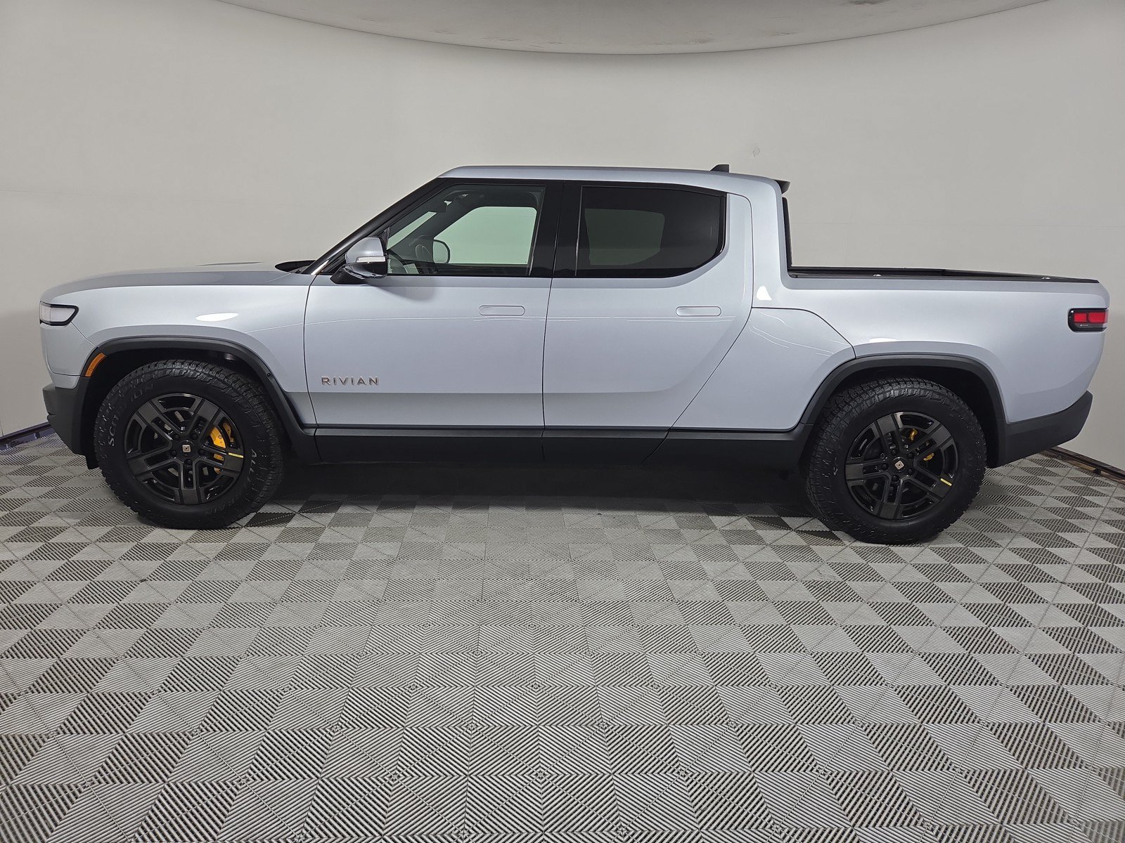 Used 2023 Rivian R1T Adventure AWD/4WD image 2