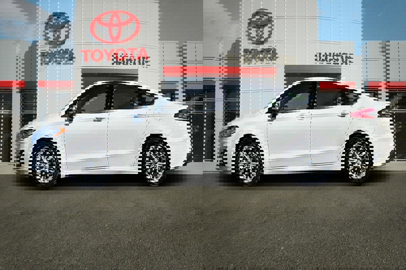 Used 2020 Ford Fusion SE image 6