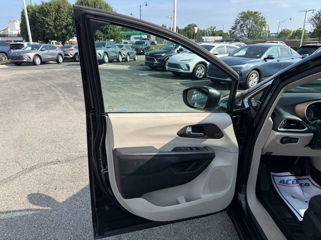 Used 2017 Chrysler Pacifica Touring FWD image 22