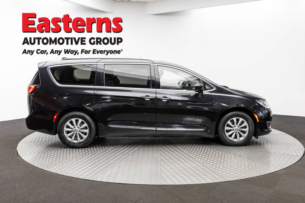 Used 2019 Chrysler Pacifica Touring-L FWD image 4