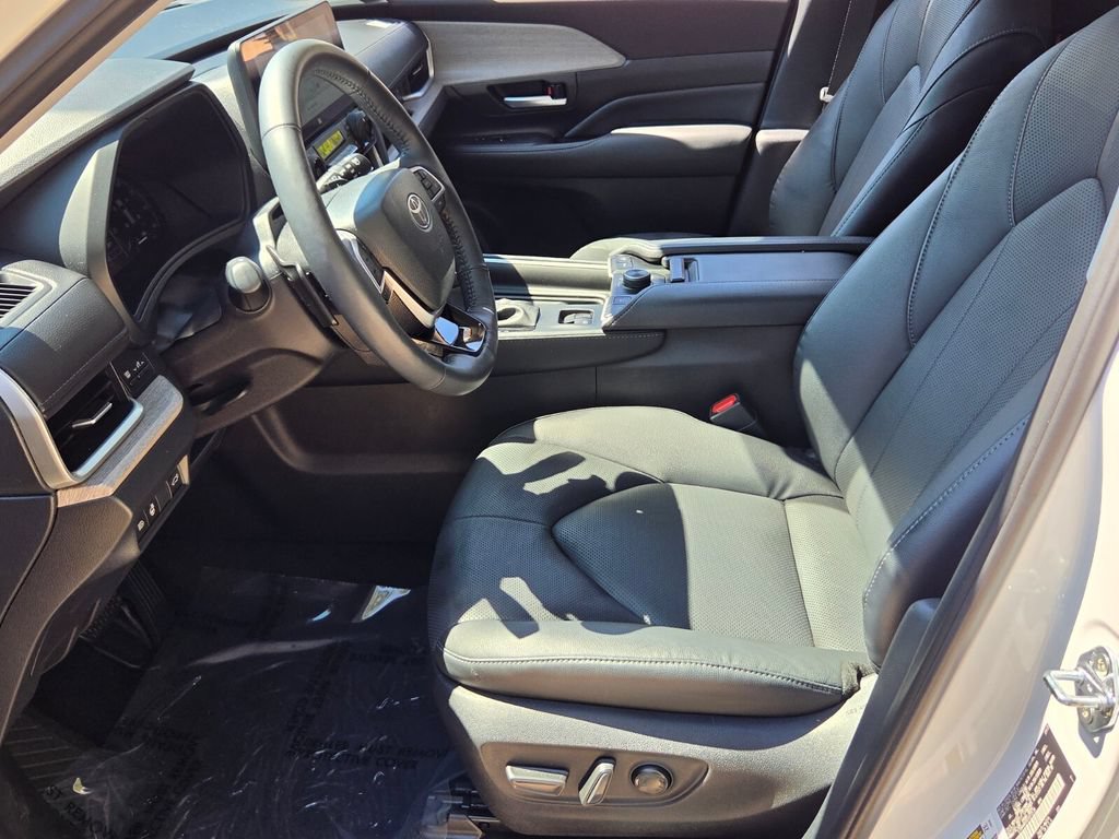 Used 2025 Toyota Grand Highlander AWD image 11