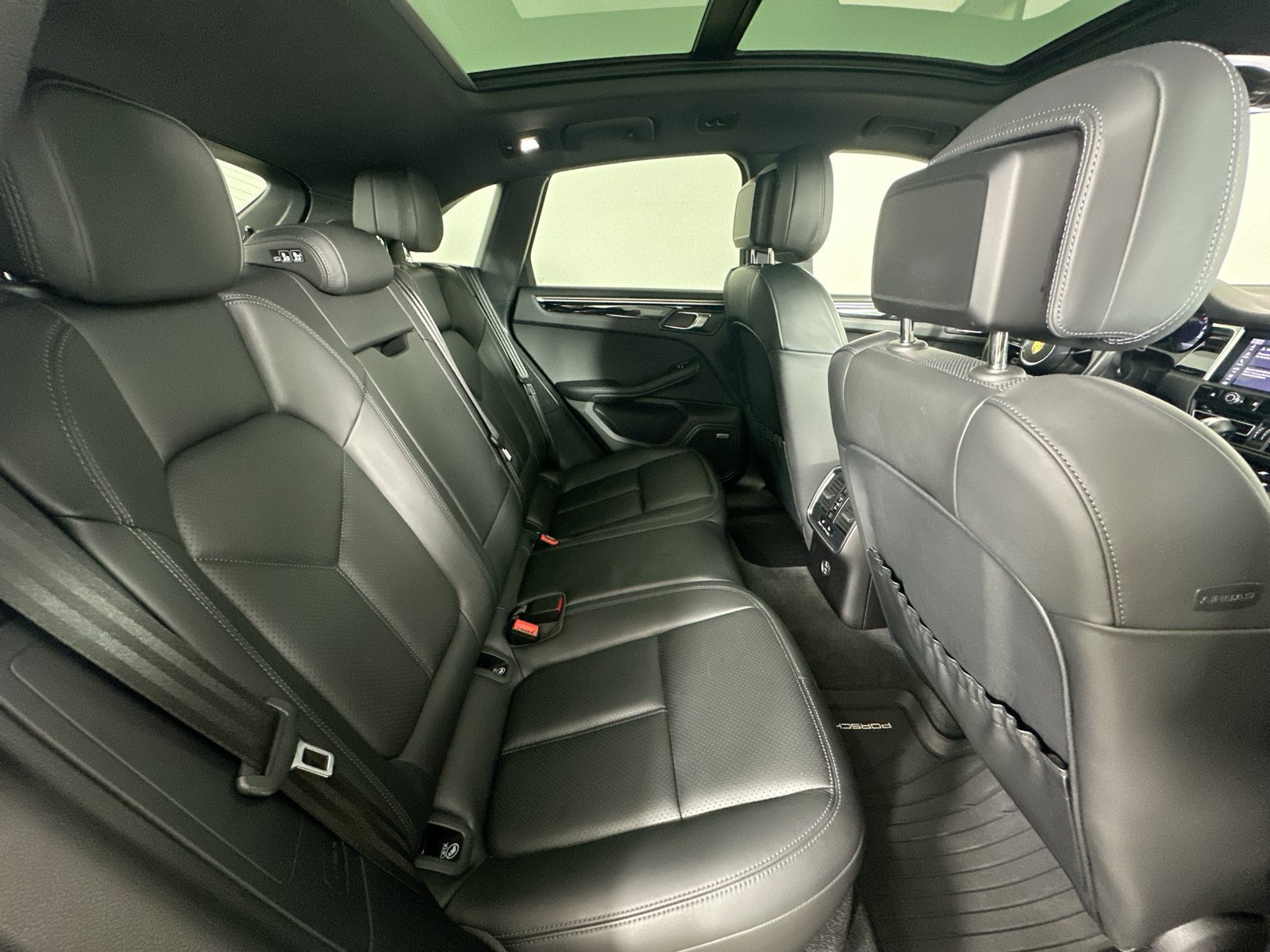 Certified 2022 Porsche Macan AWD/4WD image 44