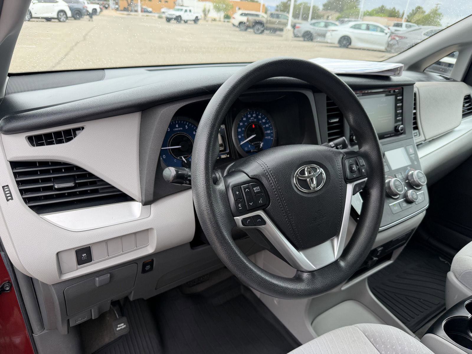 Used 2018 Toyota Sienna LE w/ Carpet Mat Package FWD image 34