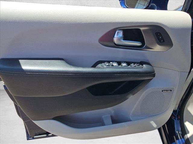 Used 2018 Chrysler Pacifica Limited FWD image 11
