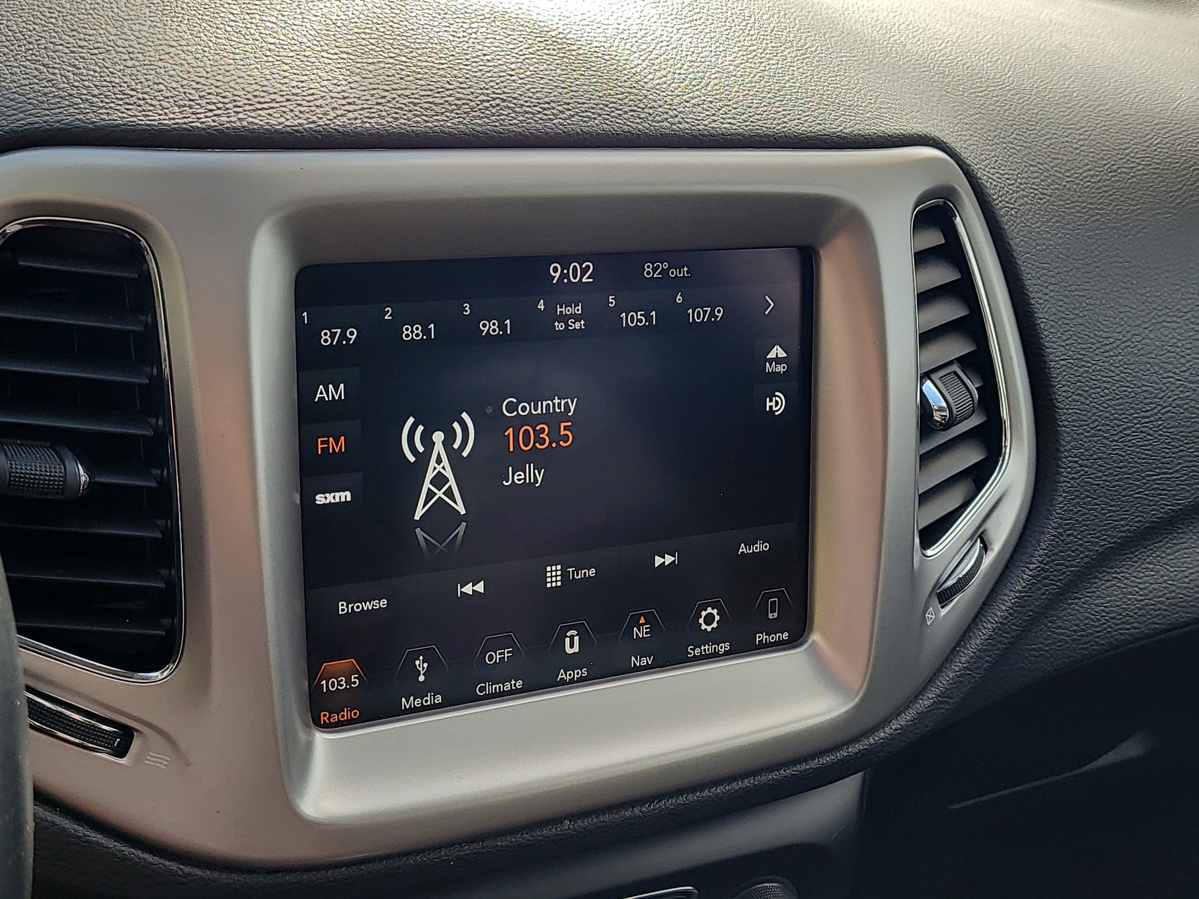 Used 2018 Jeep Compass Latitude w/ Popular Equipment Group FWD image 33