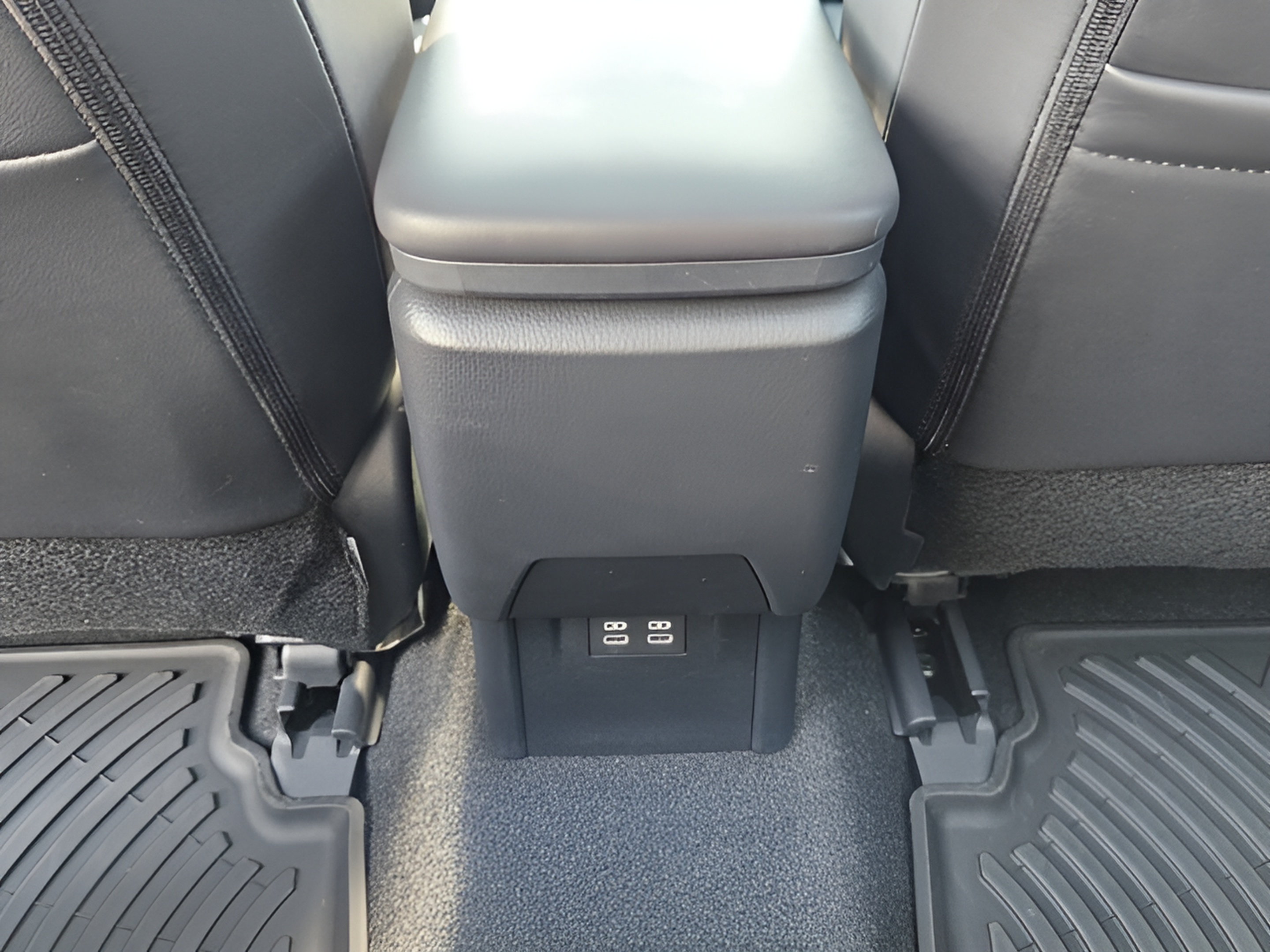 Used 2024 Toyota Prius XLE FWD image 10