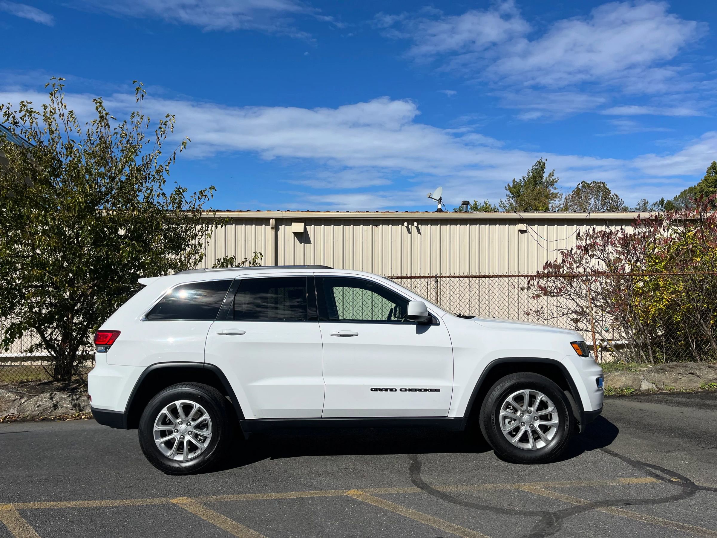 Used 2021 Jeep Grand Cherokee Laredo X image 30