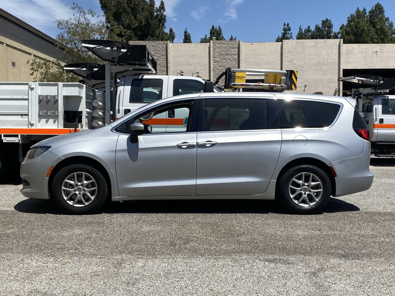 Used 2023 Chrysler Voyager LX FWD image 3