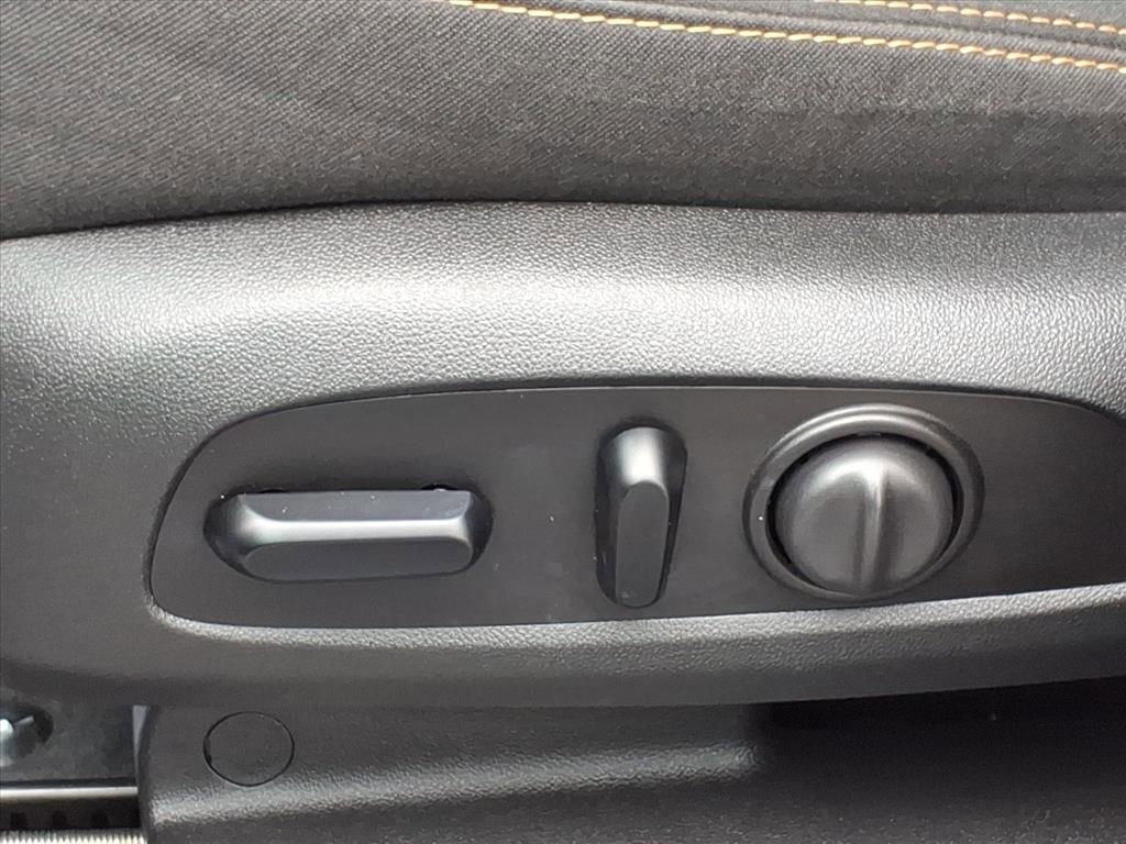 Used 2020 GMC Terrain SLE w/ Driver Convenience Package image 16