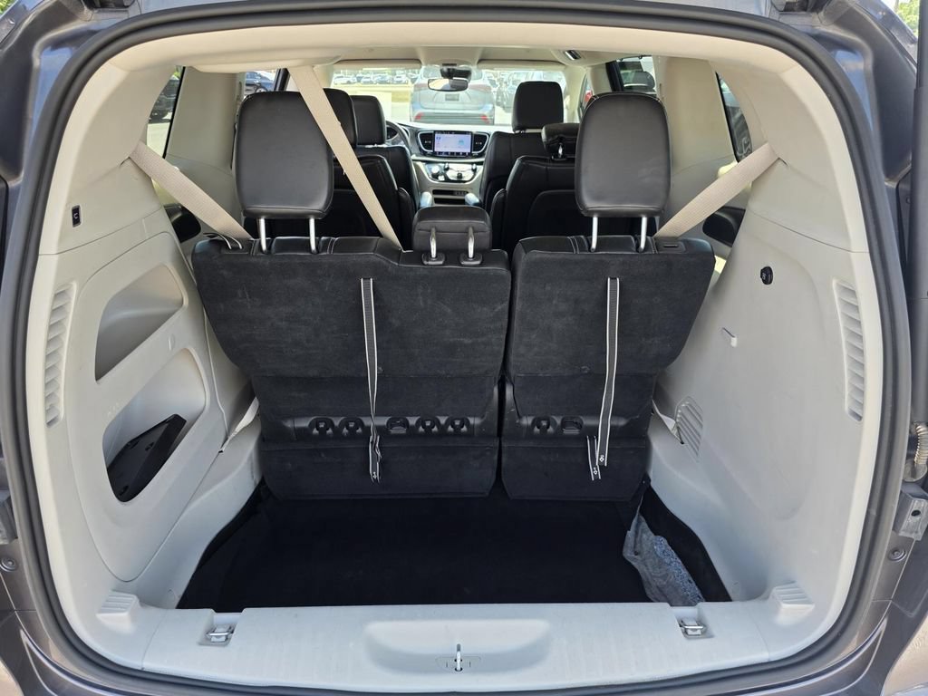 Used 2023 Chrysler Pacifica Touring-L FWD image 10