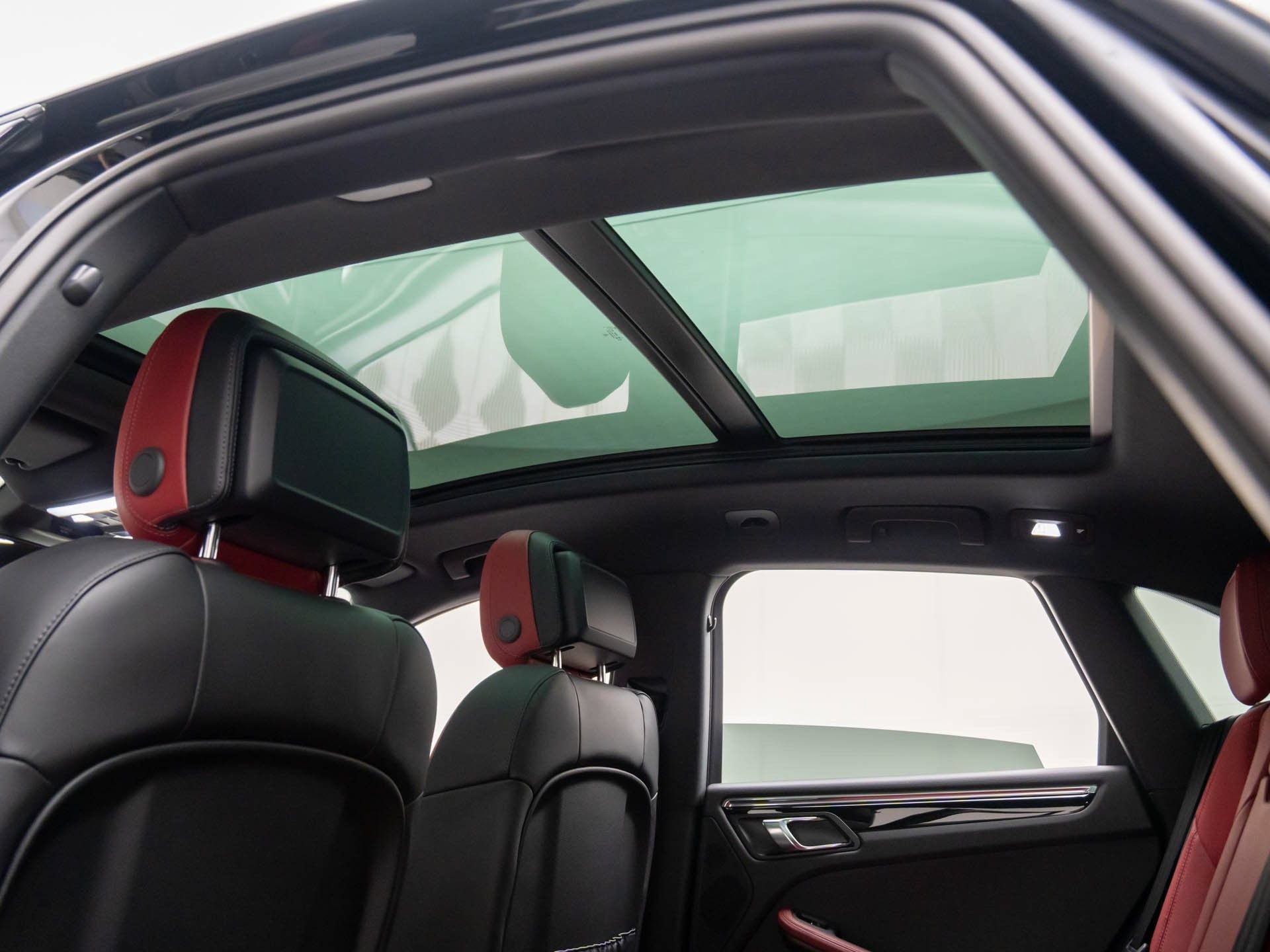 Certified 2026 Porsche Macan AWD/4WD image 18