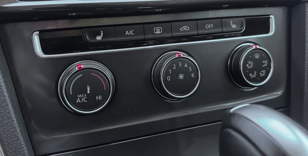 Used 2018 Volkswagen Golf SE image 29