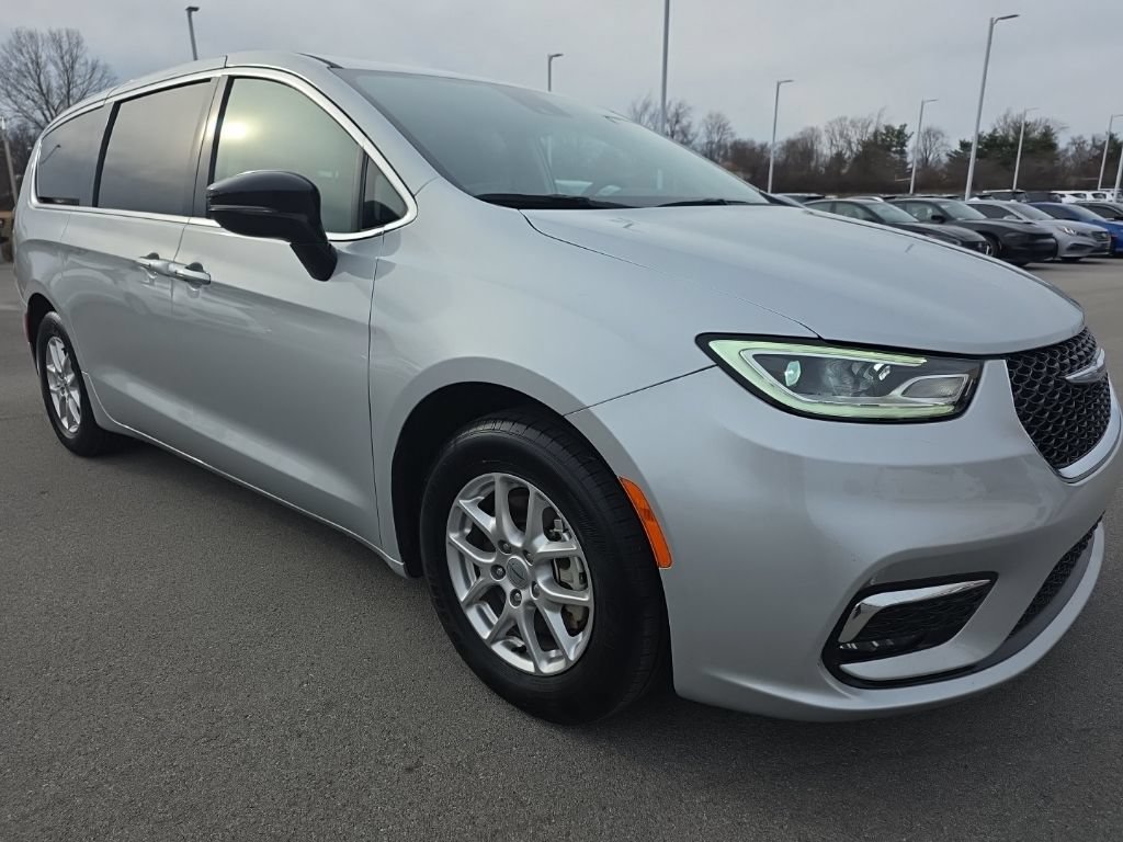 Used 2024 Chrysler Pacifica Touring-L FWD image 3