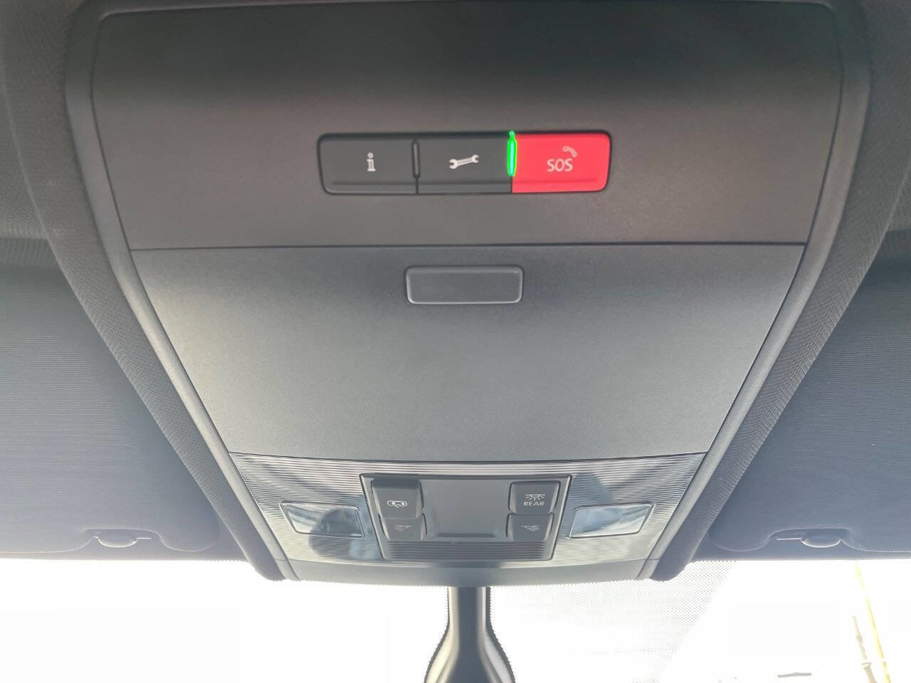 Used 2021 Volkswagen Atlas Cross Sport SE image 28