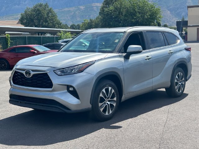 Used 2024 Toyota Highlander XLE FWD image 9