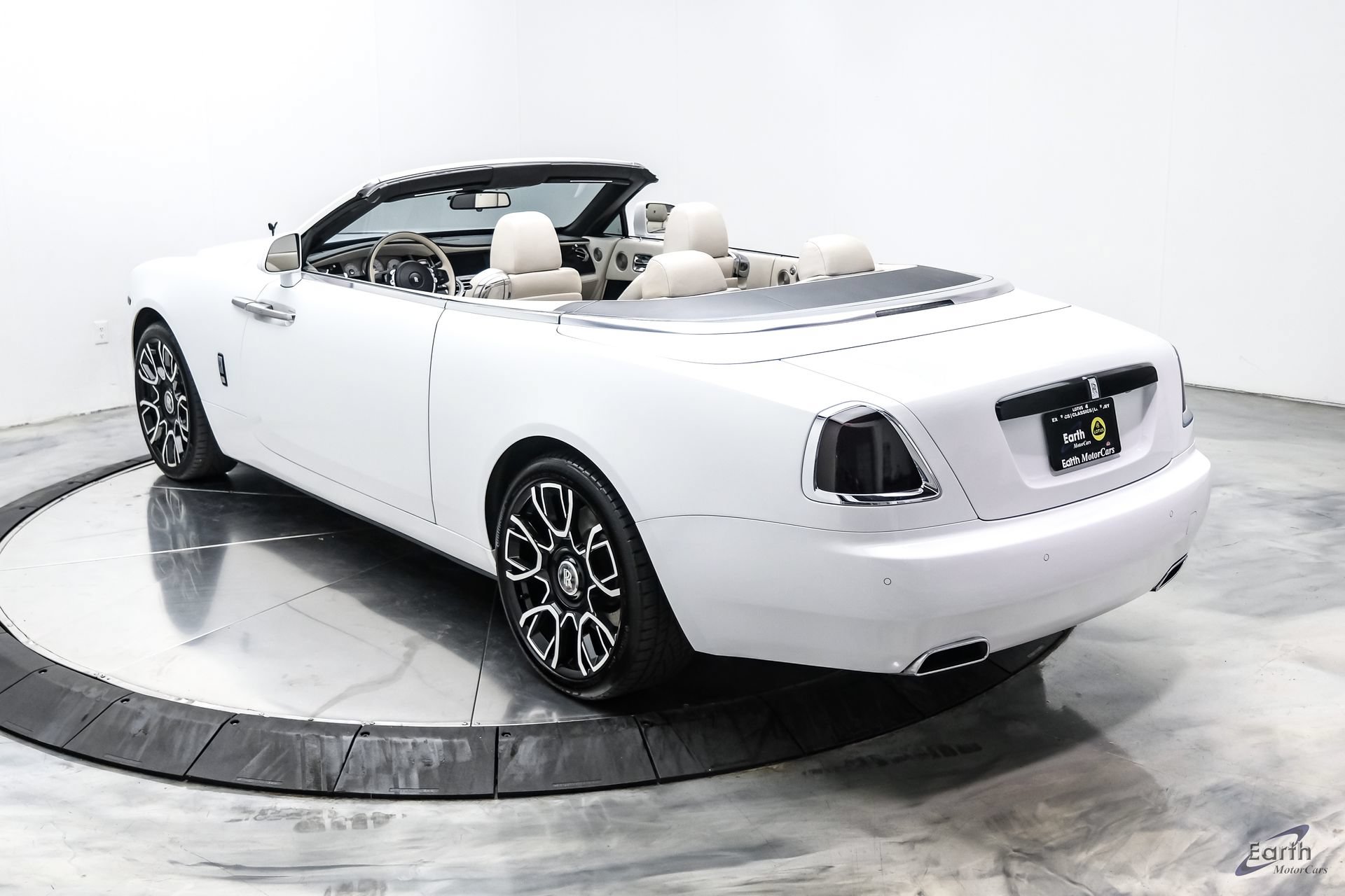 Used 2017 Rolls-Royce Dawn RWD image 15