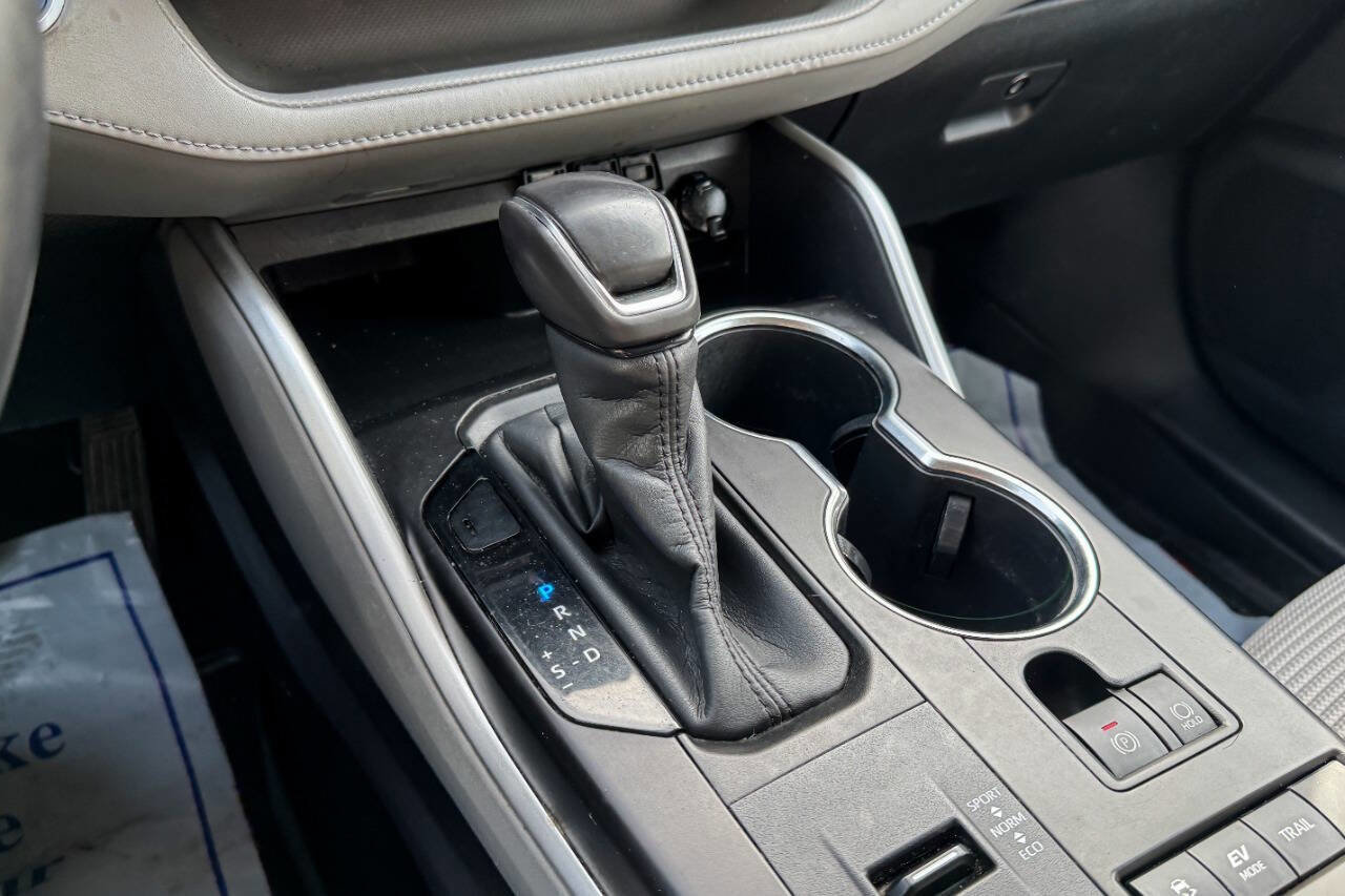 Used 2020 Toyota Highlander LE image 32