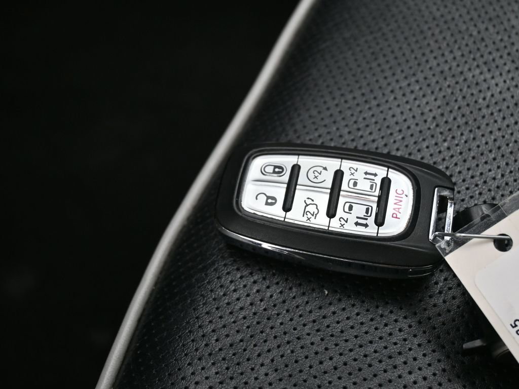 Used 2023 Chrysler Pacifica Limited FWD image 32