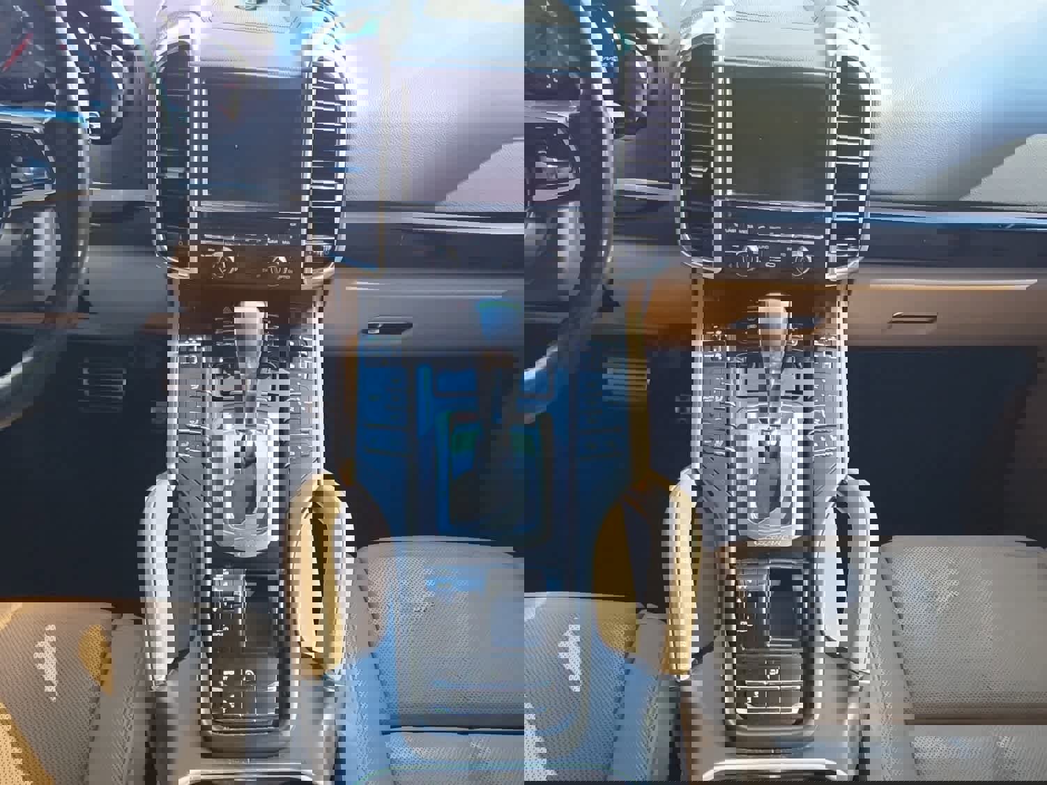 Used 2015 Porsche Cayenne S image 11