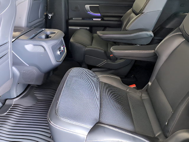 Used 2025 Ford Expedition Platinum w/ Stealth Performance Package AWD/4WD image 17