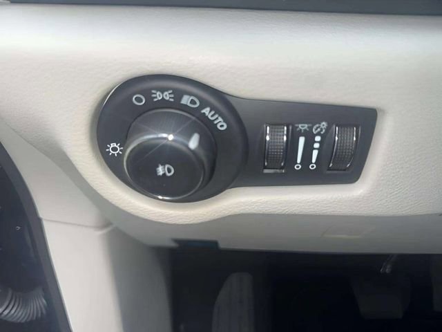 Used 2023 Chrysler Pacifica Touring-L image 8