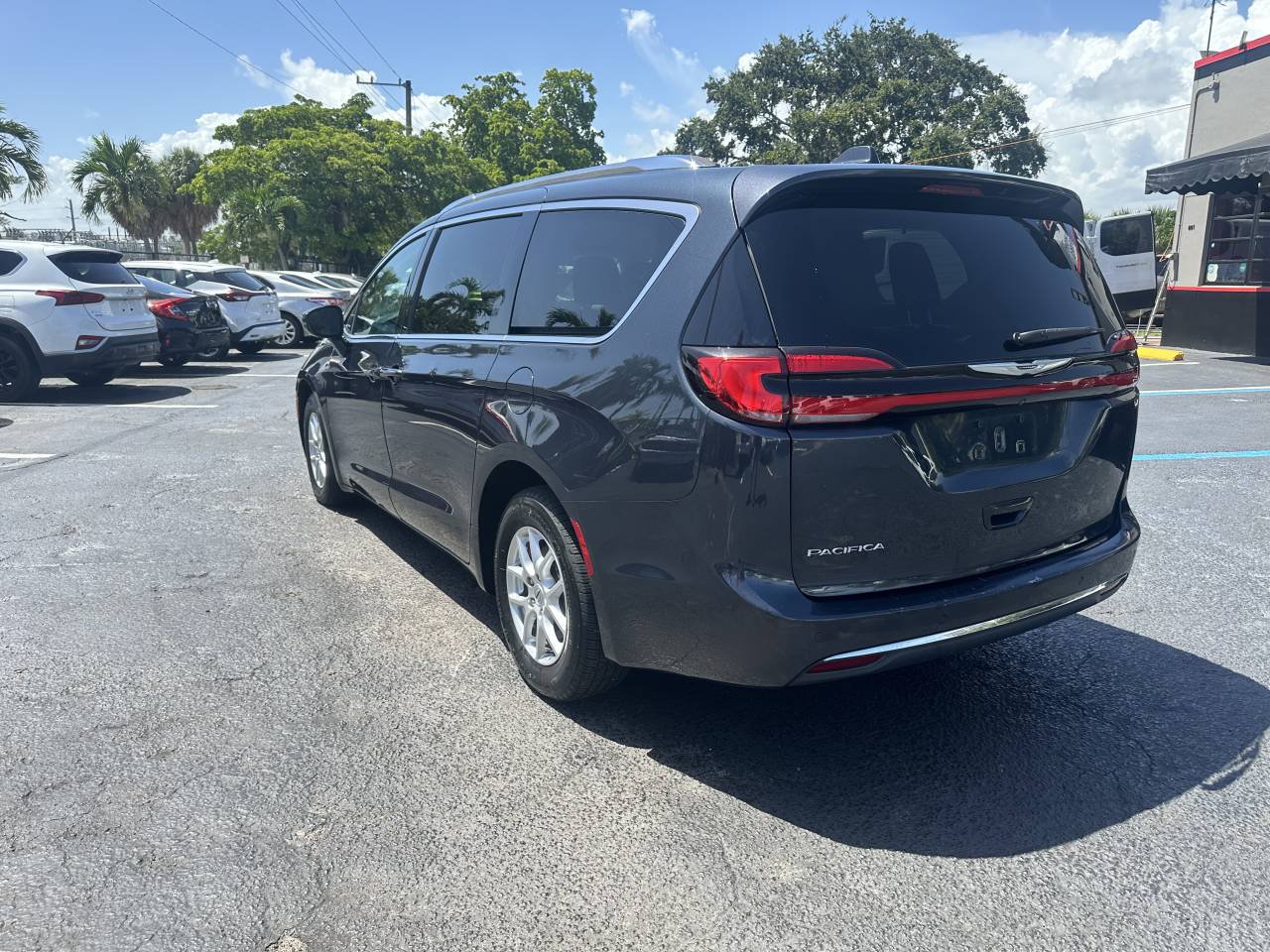 Used 2021 Chrysler Pacifica Touring-L FWD image 5
