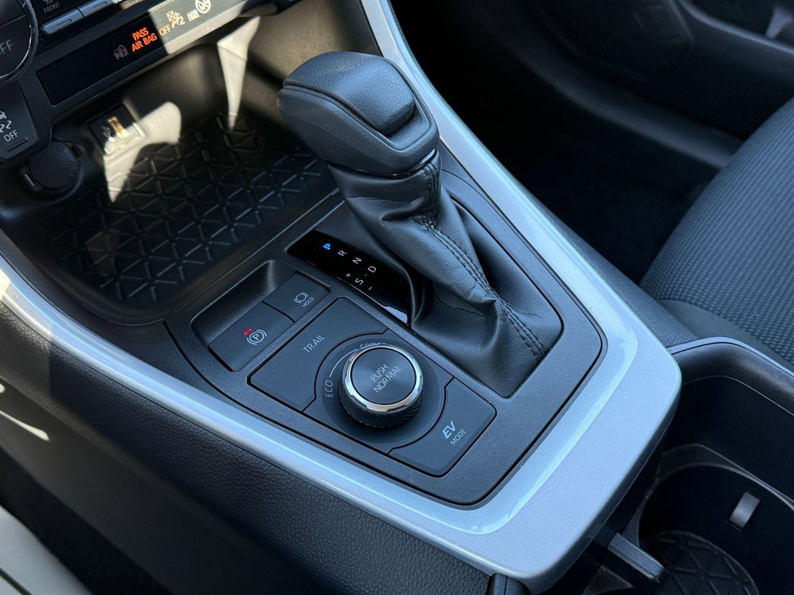 Used 2025 Toyota RAV4 LE image 41