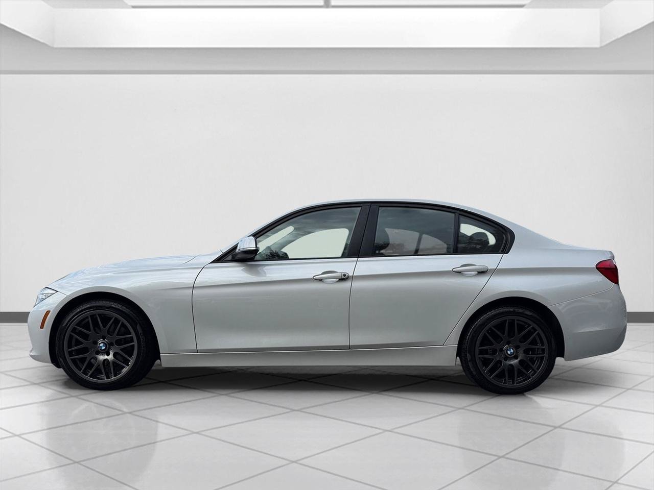Used 2018 BMW 320i xDrive Sedan AWD/4WD image 2