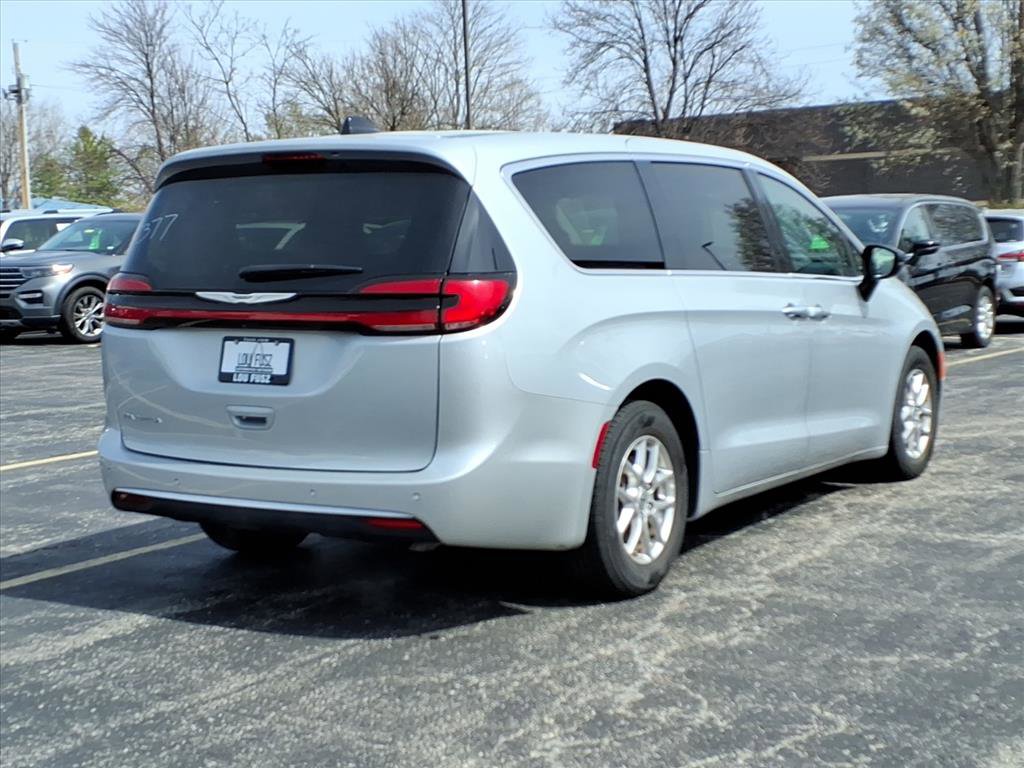 Used 2024 Chrysler Pacifica Touring-L image 29