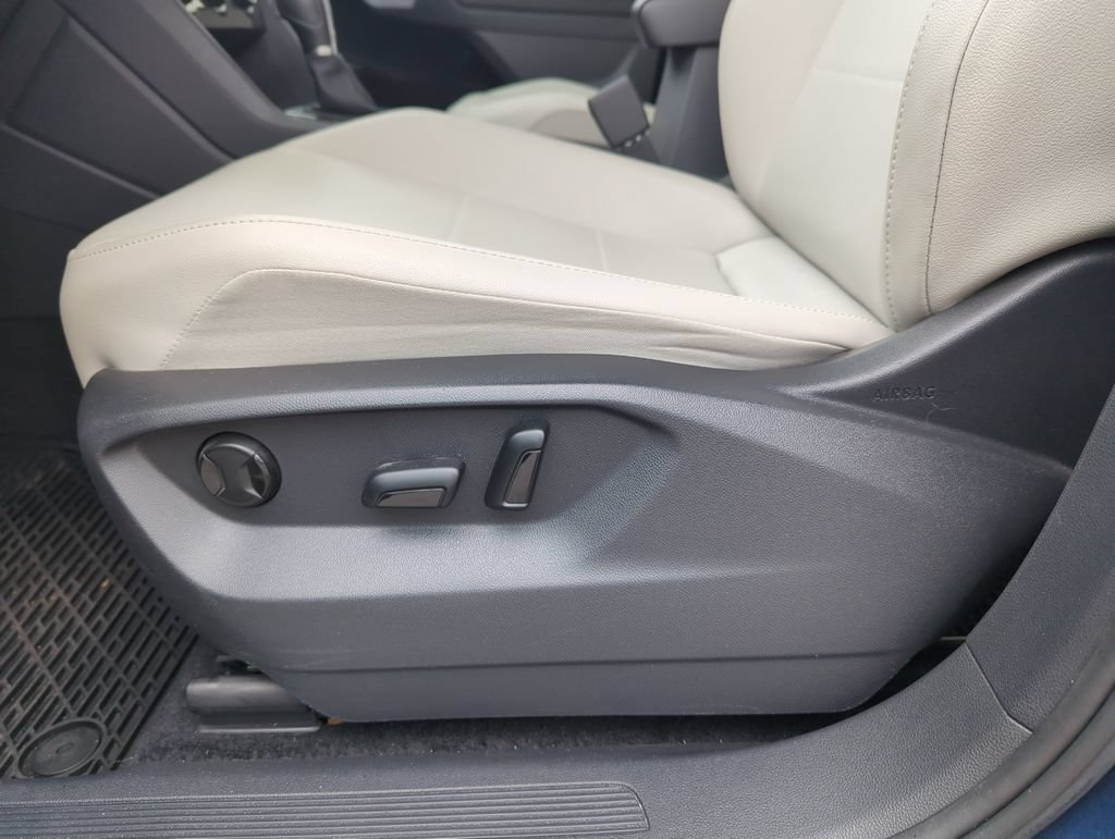 Used 2018 Volkswagen Tiguan SE w/ Panoramic Sunroof Package FWD image 13