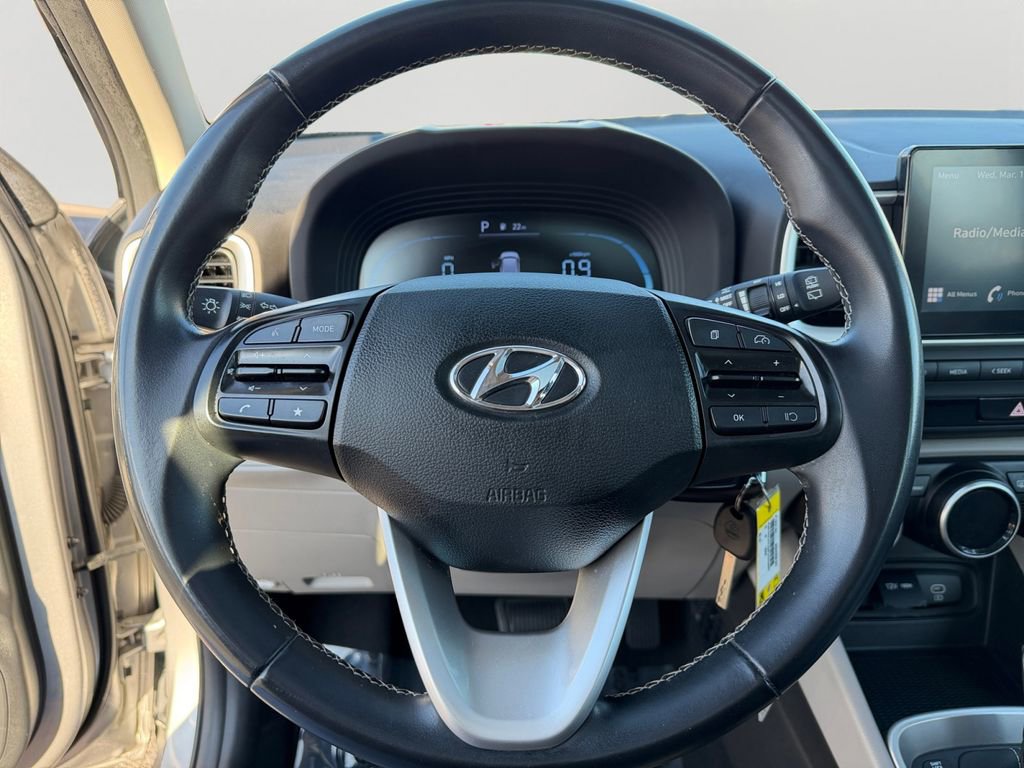 Used 2023 Hyundai Venue SEL image 18